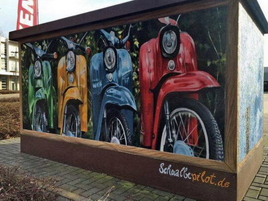 Mit Schwalbepilot-Motiv gestaltetes Trafohäuschen der Stadtwerke Werdau